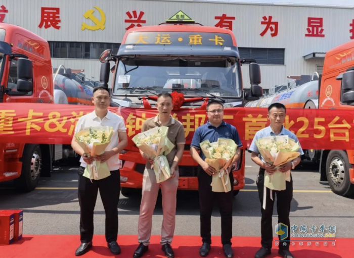 五角星徽标绽放于荆楚大地 钟祥大客户大运重卡交车仪式圆满举行