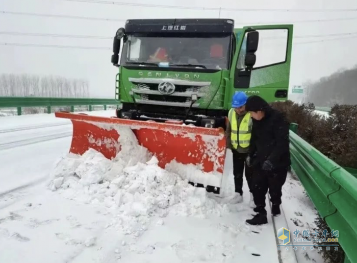 低温雨雪不断 清障刻不容缓，上汽红岩除雪车积极参与道路救援