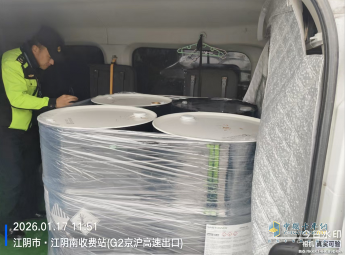 江苏江阴市查处两起非法运输危险货物案