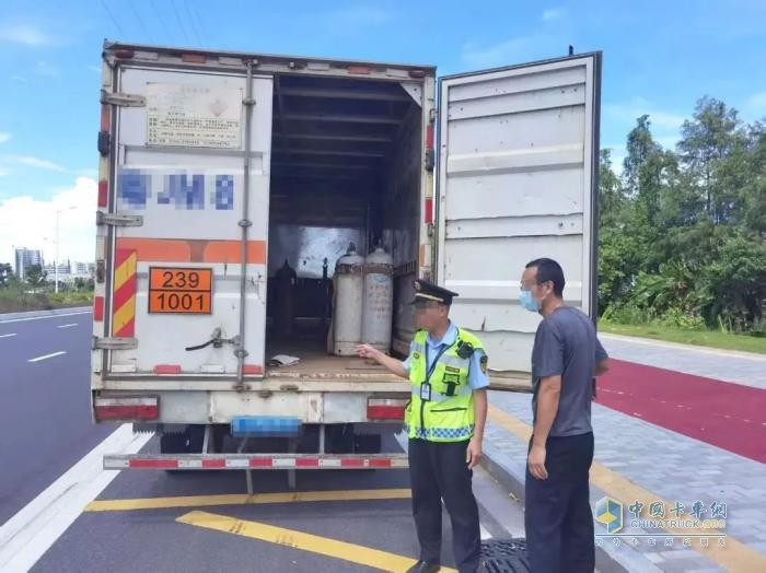 广东中山查获厢式货车没有按规定随车  携带危险货物运单案