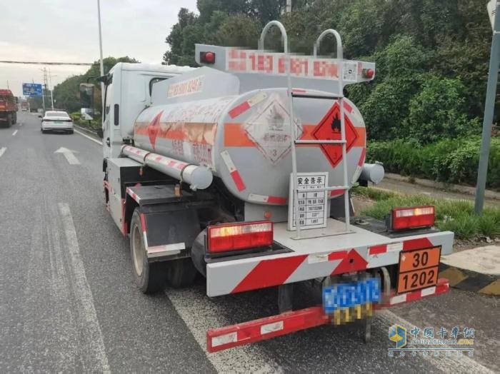 江阴查处一危化品车辆未配备押运员、未提供货物运单