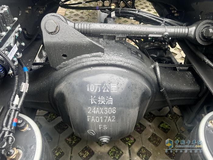 580大马力 节气安全舒适 乘龙H7 LNG牵引车驰骋快递干线运输气势如虹