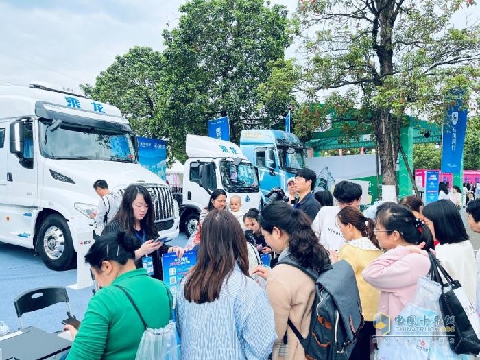 以马拉松精神不断进取，东风柳汽乘龙与中国汽车工业共奔跑