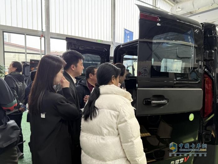 中国重汽轻型汽车携五大创新车型登陆2025北京房车展定义出行新范式