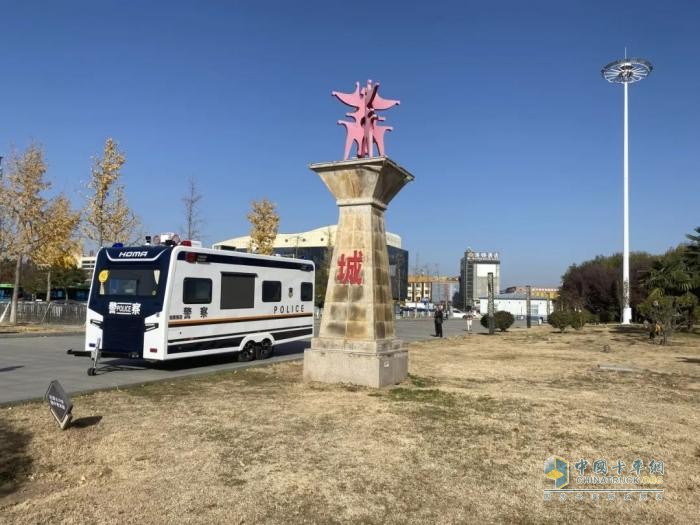 警务前移 触角前伸—移动警务室以 “警” 护春色，用 “心” 筑平安