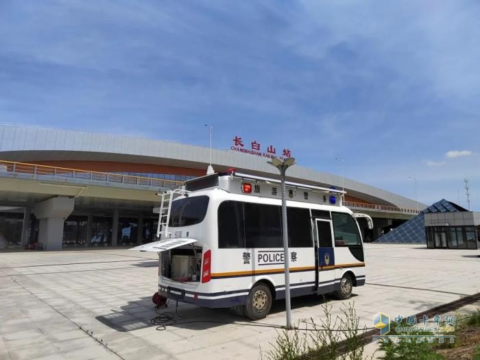 警务前移 触角前伸—移动警务室以 “警” 护春色，用 “心” 筑平安