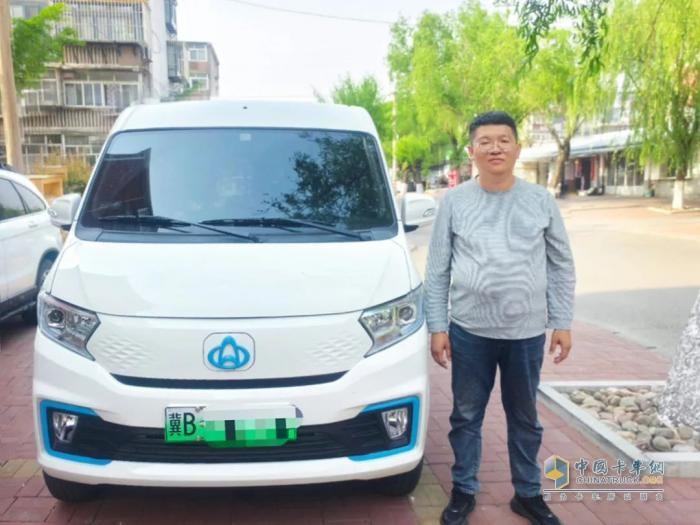 谁说工具车只能拉货？来看跨越星V7EV的全新打开方式！