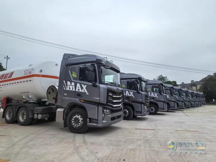 一次性采购二十台豪沃 MAX 燃气车！干的就是危化品运输！