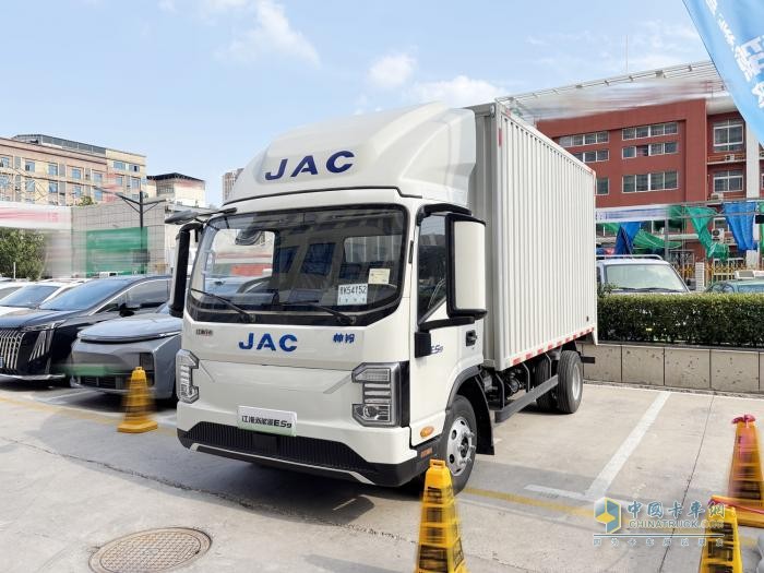 重构中原绿色运力规则！江淮新能源轻卡全场景解决方案登陆郑州