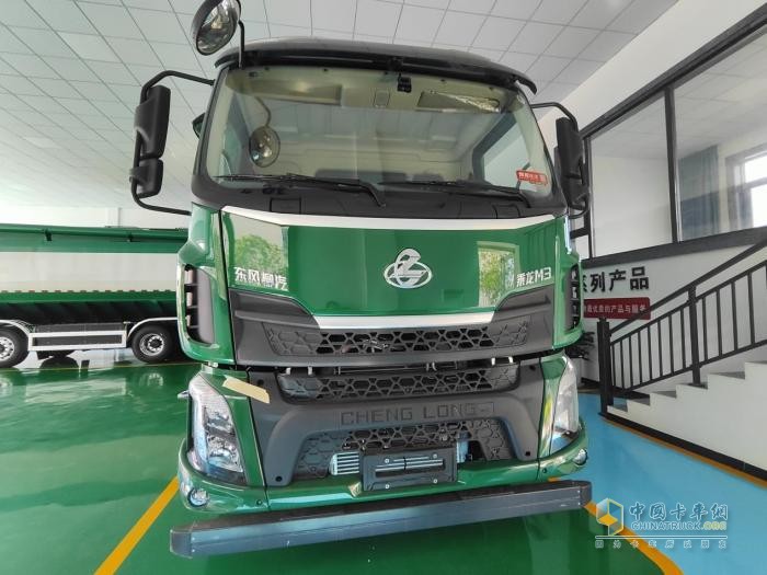 征服山路窄巷！乘龙M3三轴饲料车34m³巨无霸的灵动之躯