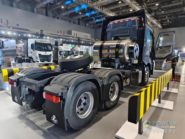 乘龙HK LNG牵引车：干线物流的“创富利器”，省气、舒适、安全全拿捏！