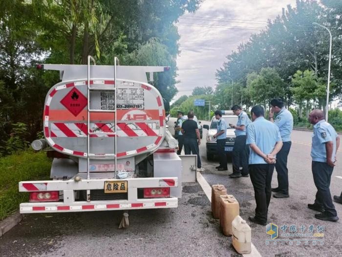 北京查获一危货驾驶员“无证上岗”违法行为