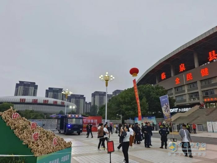 移动堡垒守护视听盛宴！森源鸿马警务方舱护航临泉演唱会