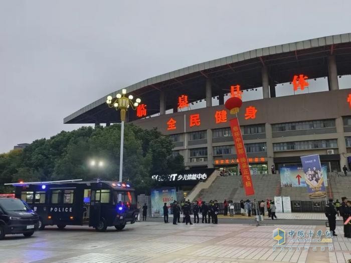移动堡垒守护视听盛宴！森源鸿马警务方舱护航临泉演唱会