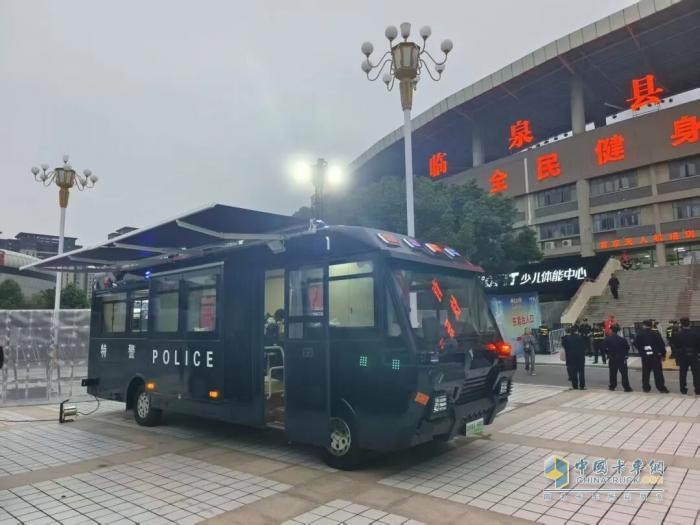 移动堡垒守护视听盛宴！森源鸿马警务方舱护航临泉演唱会
