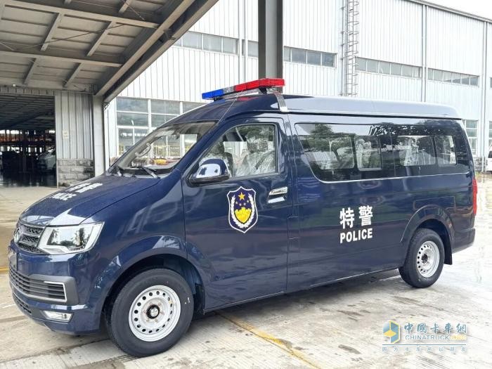 流动的平安防线：走近城市守护者 轻商警用巡逻车顺利交付