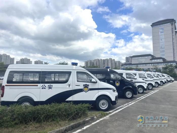 流动的平安防线：走近城市守护者 轻商警用巡逻车顺利交付