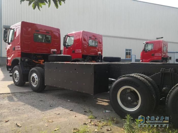 乘龙H7 8x4纯电自卸车：动力续航双优，工程运输新标杆