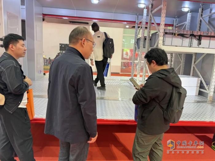 聚焦展会单品（三）5分钟完成装备切换！森源鸿马勾臂式自装卸方舱成消防展技术焦点