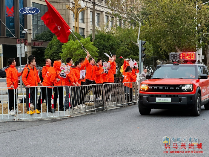 纵马英雄城！江铃·福特智趣烈马2025南昌马拉松燃情开跑