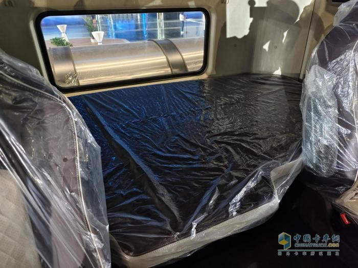 实至名归！乘龙HK LNG牵引车问鼎“2025年度燃气重卡品质引领奖”