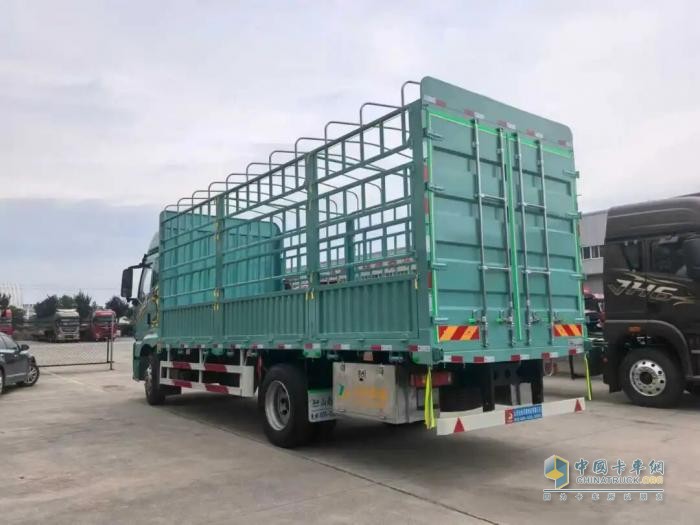 17.6L/100km的可靠伙伴：薛飞与解放J6G Pro共赴千里绿通