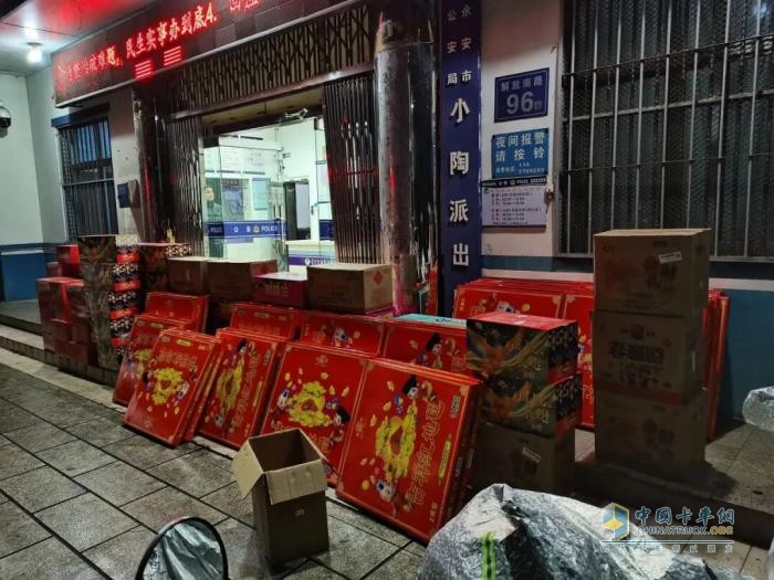 福建查获一货车非法运载烟花爆竹被拘留