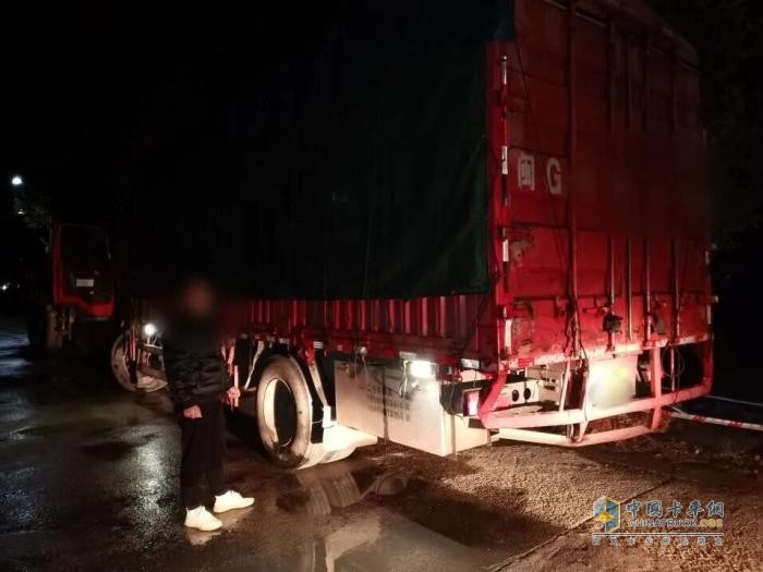 福建查获一货车非法运载烟花爆竹被拘留