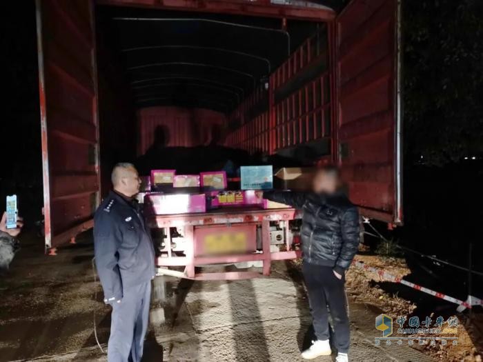 福建查获一货车非法运载烟花爆竹被拘留