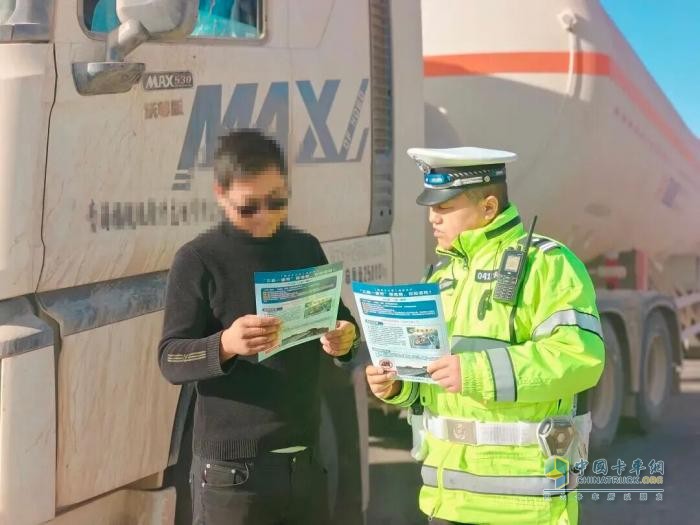 青海格尔木开展物流园周边危化品车辆违停整治