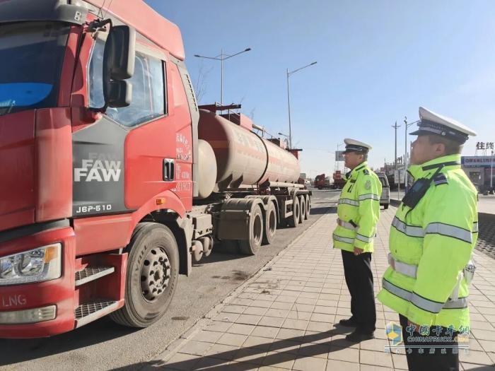 青海格尔木开展物流园周边危化品车辆违停整治