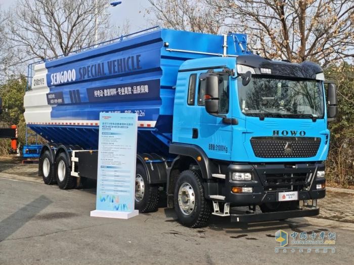 豪沃TX纯电动散装饲料运输车亮相中国重汽集团2026年专用车合作伙伴大会