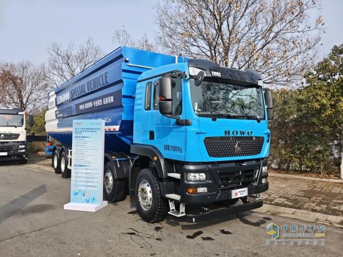 豪沃TX纯电动散装饲料运输车亮相中国重汽集团2026年专用车合作伙伴大会