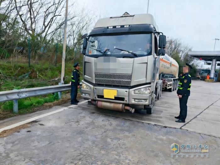 危货运输“耍小聪明”长沙交通执法当场查处