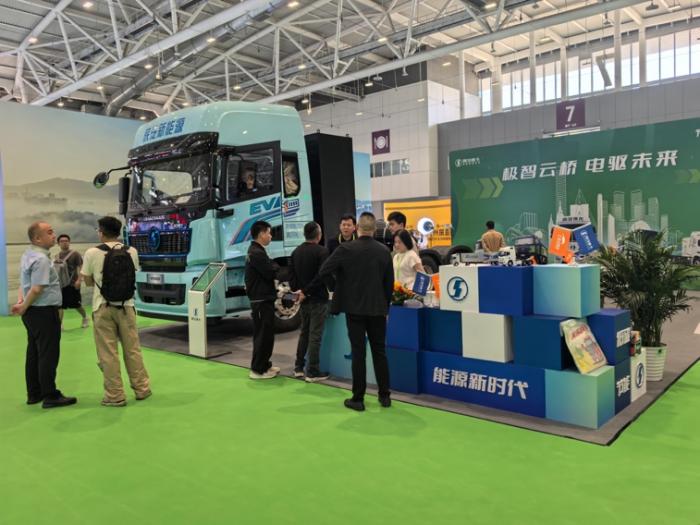 陕汽闪耀深圳商用车展 ！X6000超凡旗舰与顶级超跑同台共鉴高端制造新高度！