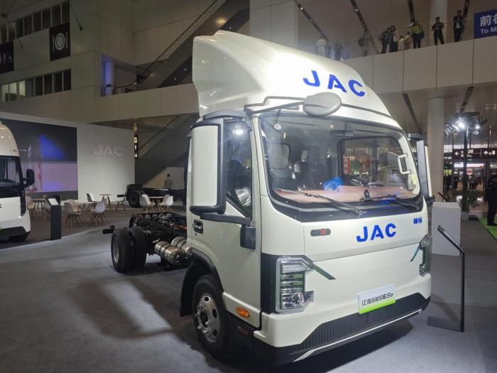 江淮1卡携明星阵容亮相深圳国际商用车展