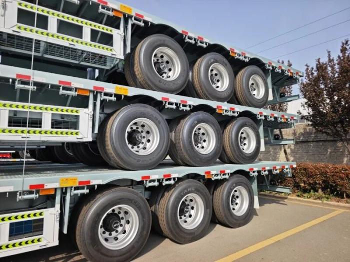 欧阳华俊13米高低板平板半挂车顺利发车！