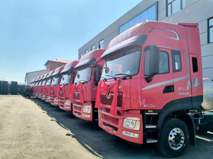 征程无畏 龙擎生威 吉林白山10台东风龙擎燃气牵引车集中交付