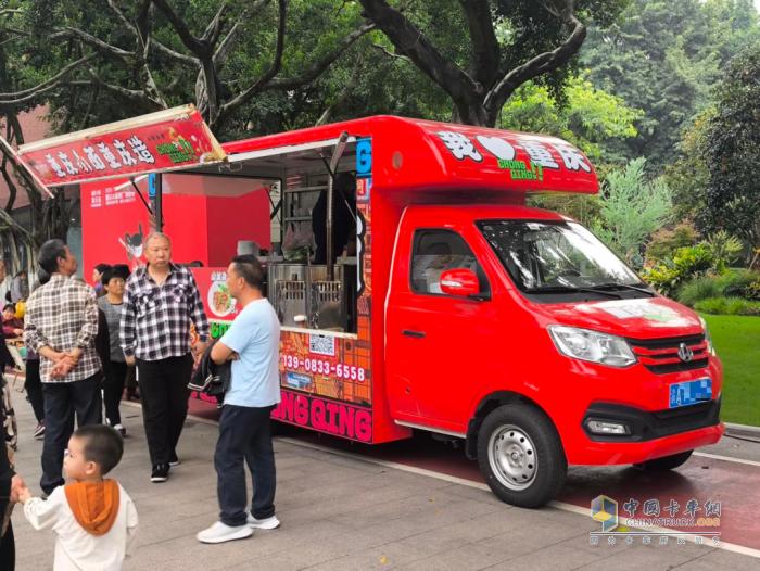 长安跨越翼展式售货车：助阵重庆小面文化节，共享美食盛宴！