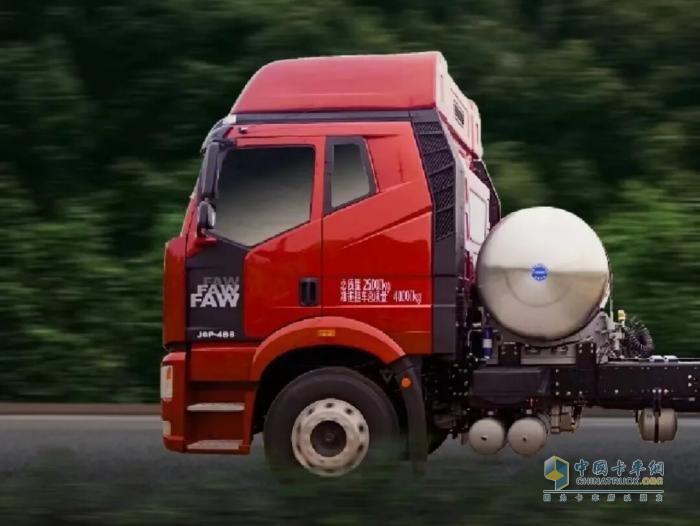 解放J6P经典版 6SM6 LNG牵引车：高效物流新选择