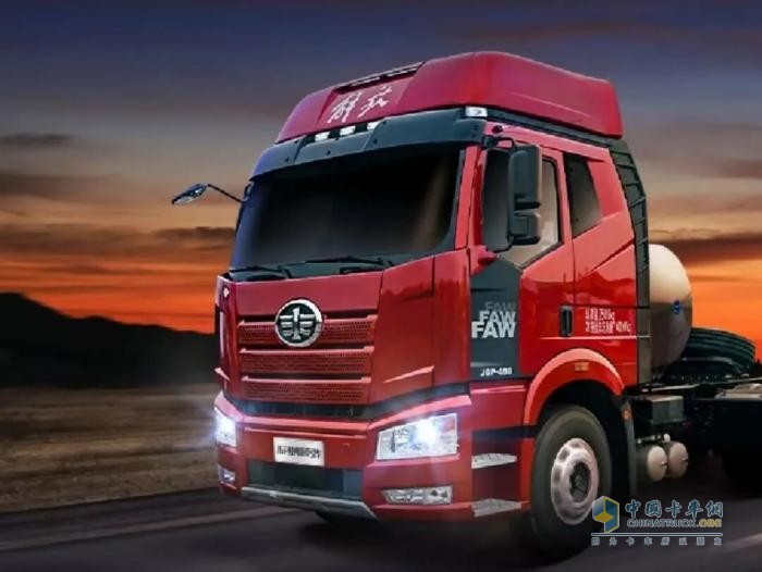 解放J6P经典版 6SM6 LNG牵引车：高效物流新选择