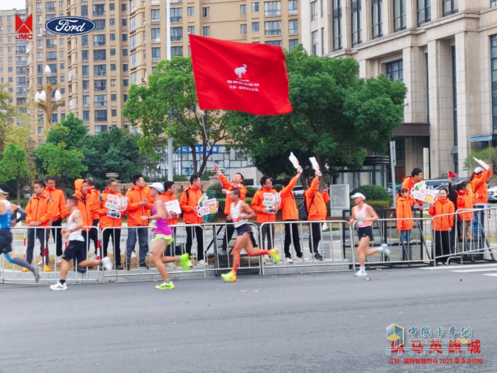 纵马英雄城！江铃·福特智趣烈马2025南昌马拉松燃情开跑