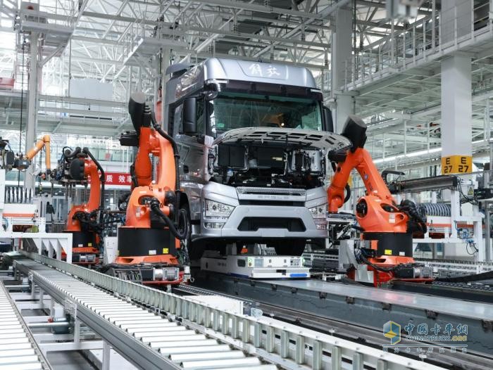 冲刺四季度—10月解放斩获中重卡批发、终端“双第一”