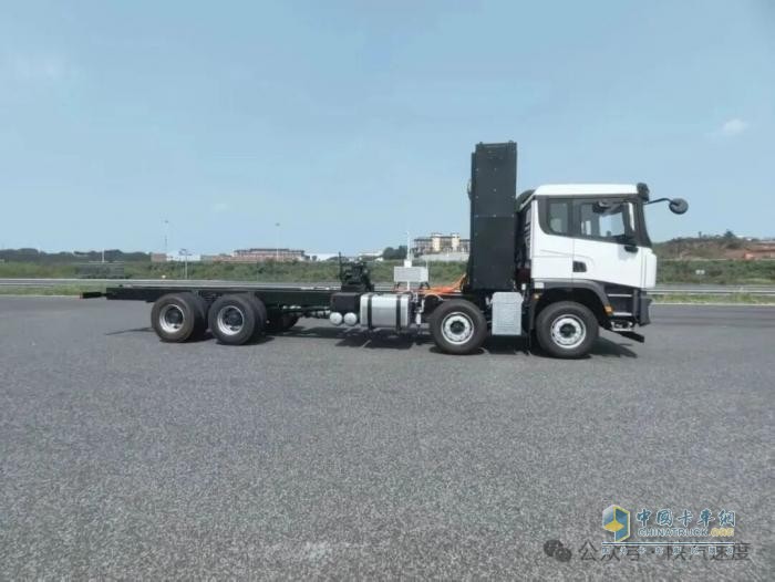 陕西通力自主研发的首款插电式混合动力油田作业车底盘成功发布