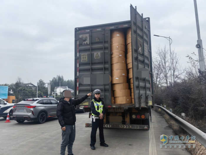 重庆查获一摘掉危化品标志、车辆还超宽违规危化车辆