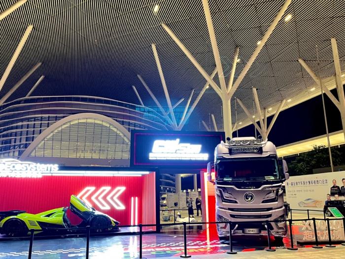 陕汽闪耀深圳商用车展 ！X6000超凡旗舰与顶级超跑同台共鉴高端制造新高度！