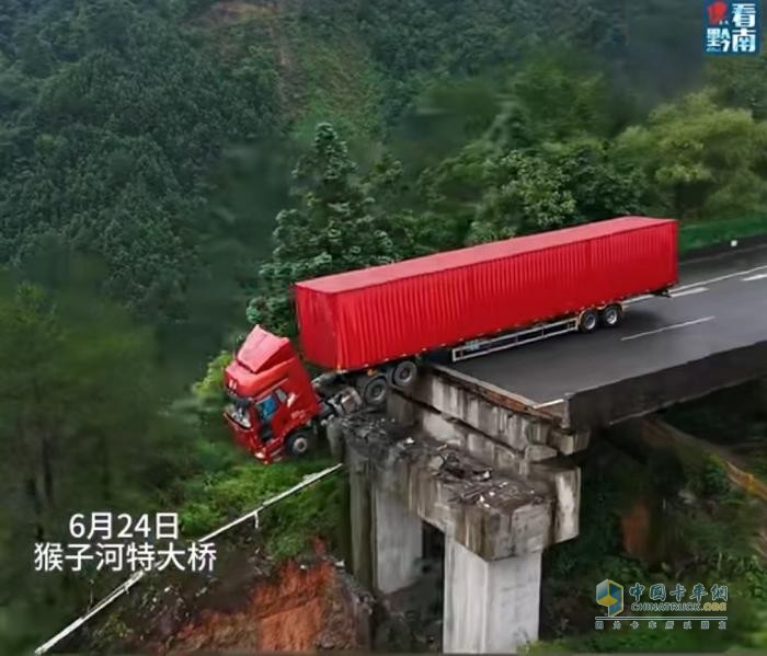 危急关头，解放卡车硬核守护，驾驶员化险为夷！