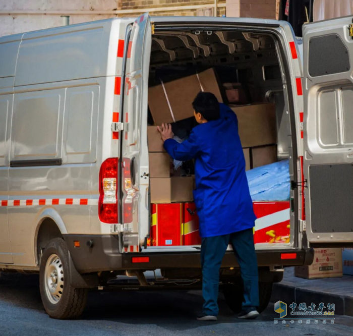 货运难题，一车解决：东风御风V9+，可靠创富伙伴