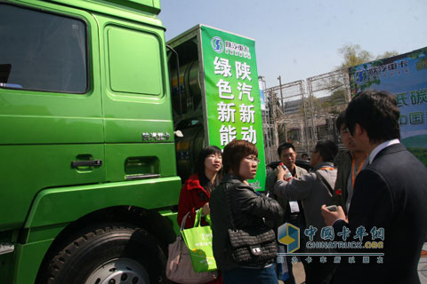 用户参观陕汽新能源车辆