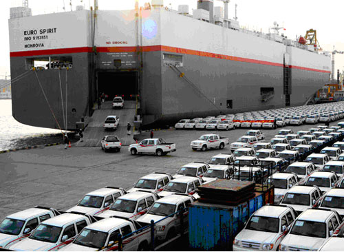 天津港，出口利比亚的中兴威虎皮卡王在装船。